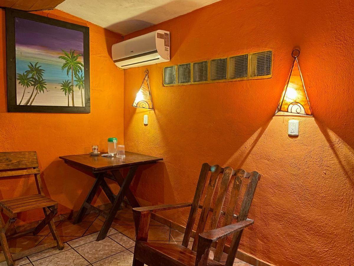 Johnnys Place Hotel Monterrico Exterior foto