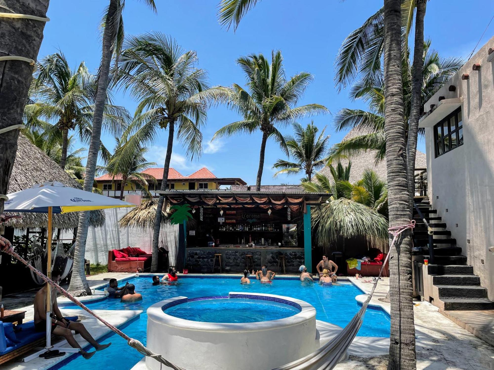 Johnnys Place Hotel Monterrico Exterior foto
